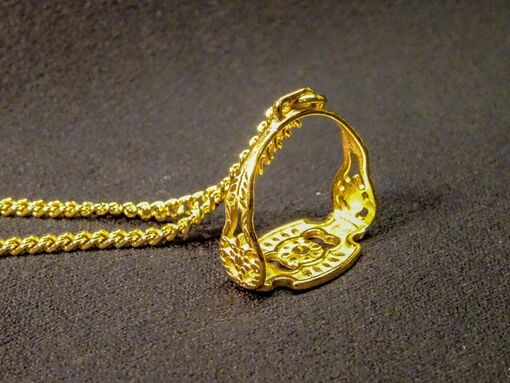 Miniatur Steigbügel mit Kettchen – Gold